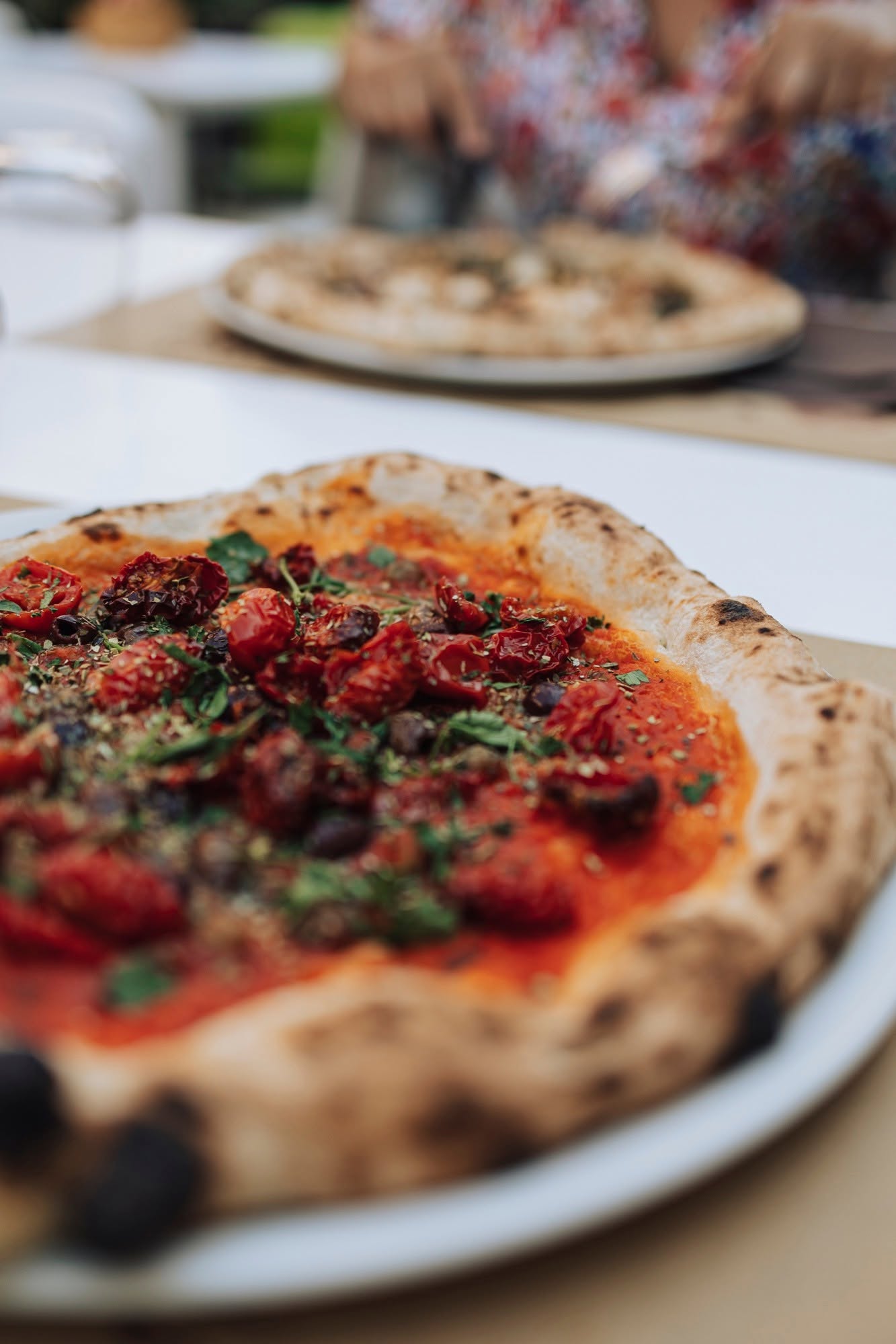 Pizza con pomodori appassiti, capperi e olive