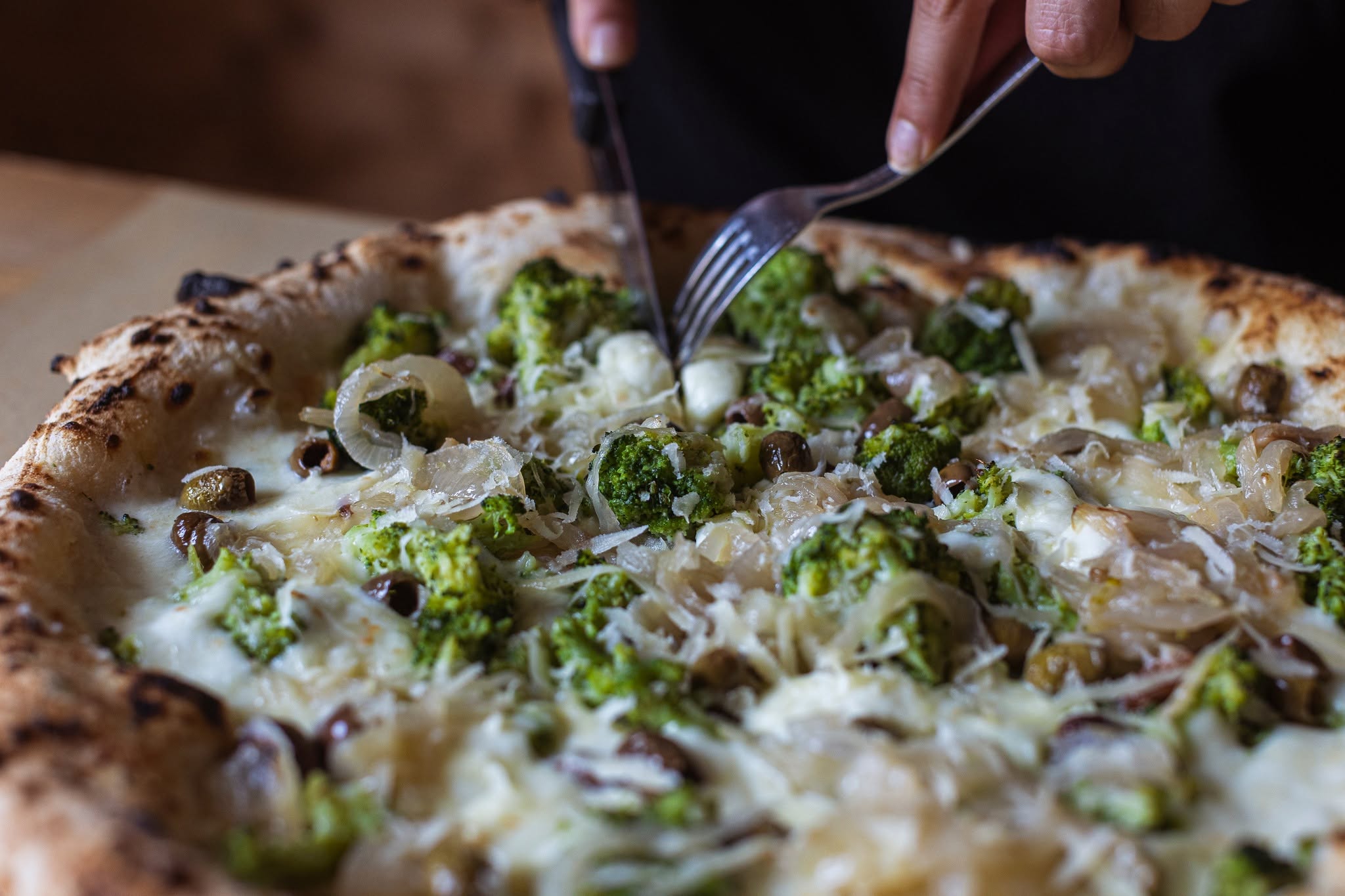 Pizza con broccoli, olive e cipolla
